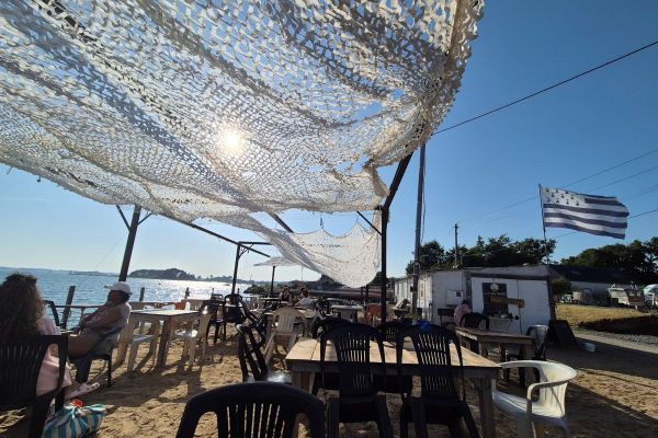 Captain Maree oyster shack near Séné, Gulf of Morbihan